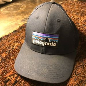 Dark blue like new Patagonia trucker SnapBack hat